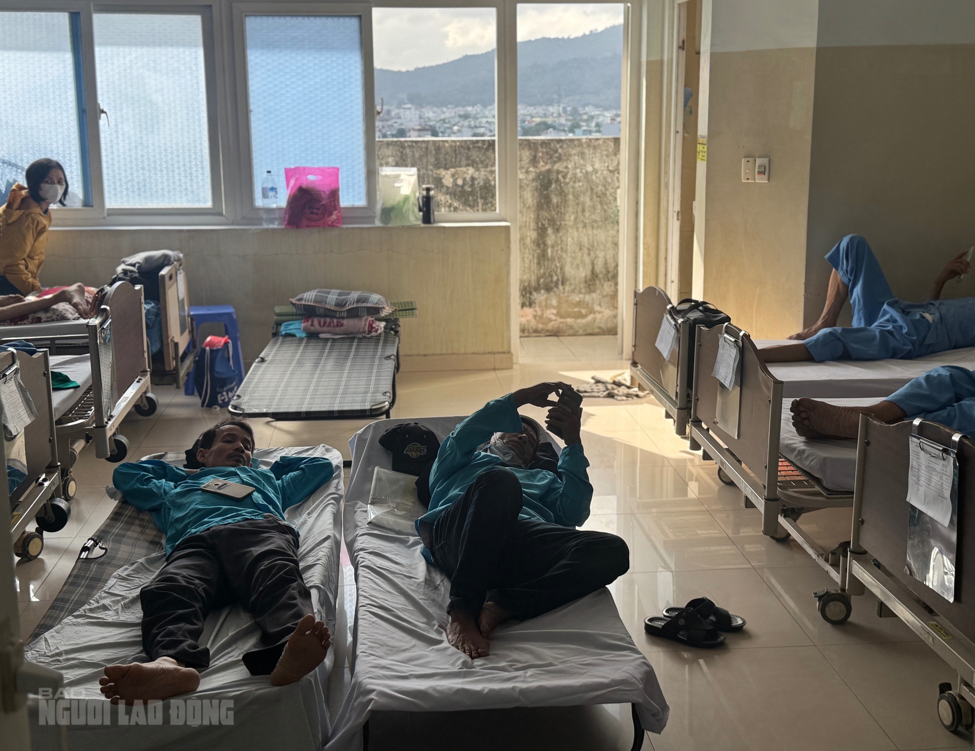 Bệnh viện Ung bướu Đà Nẵng quá tải , bệnh nhân phải nằm giường xếp 8 Bệnh viện Ung bướu Đà Nẵng quá tải, nhiều bệnh nhân phải nằm giường xếp - Ảnh 8.