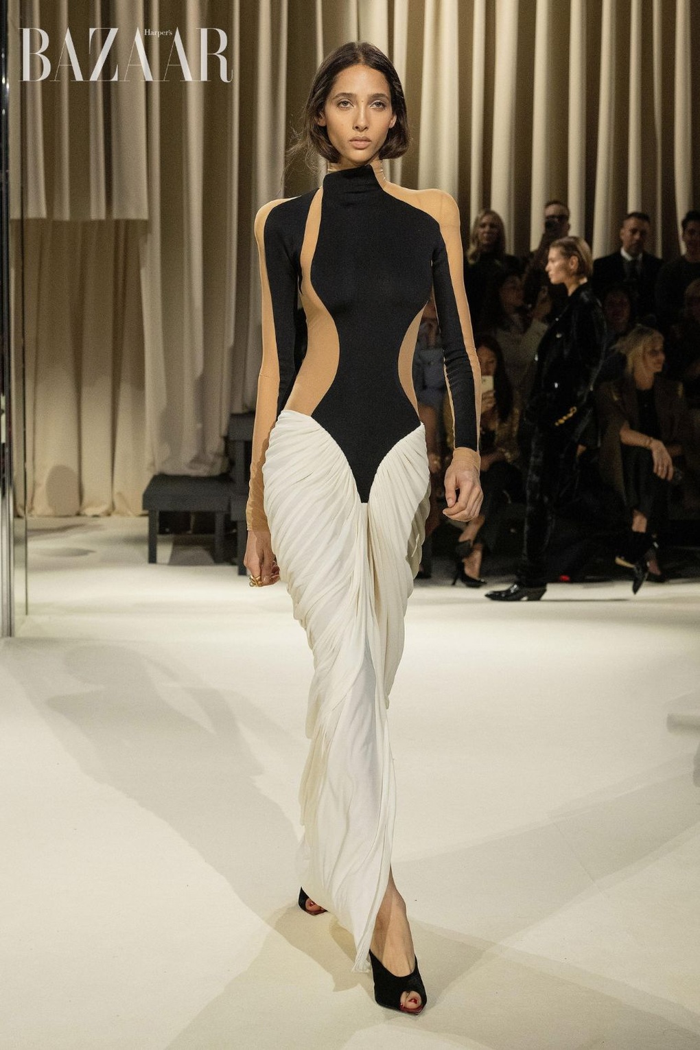 Hồ Ngọc Hà và Lisa cùng diện váy cao cấp, giá hơn 300 triệu đồng - 3