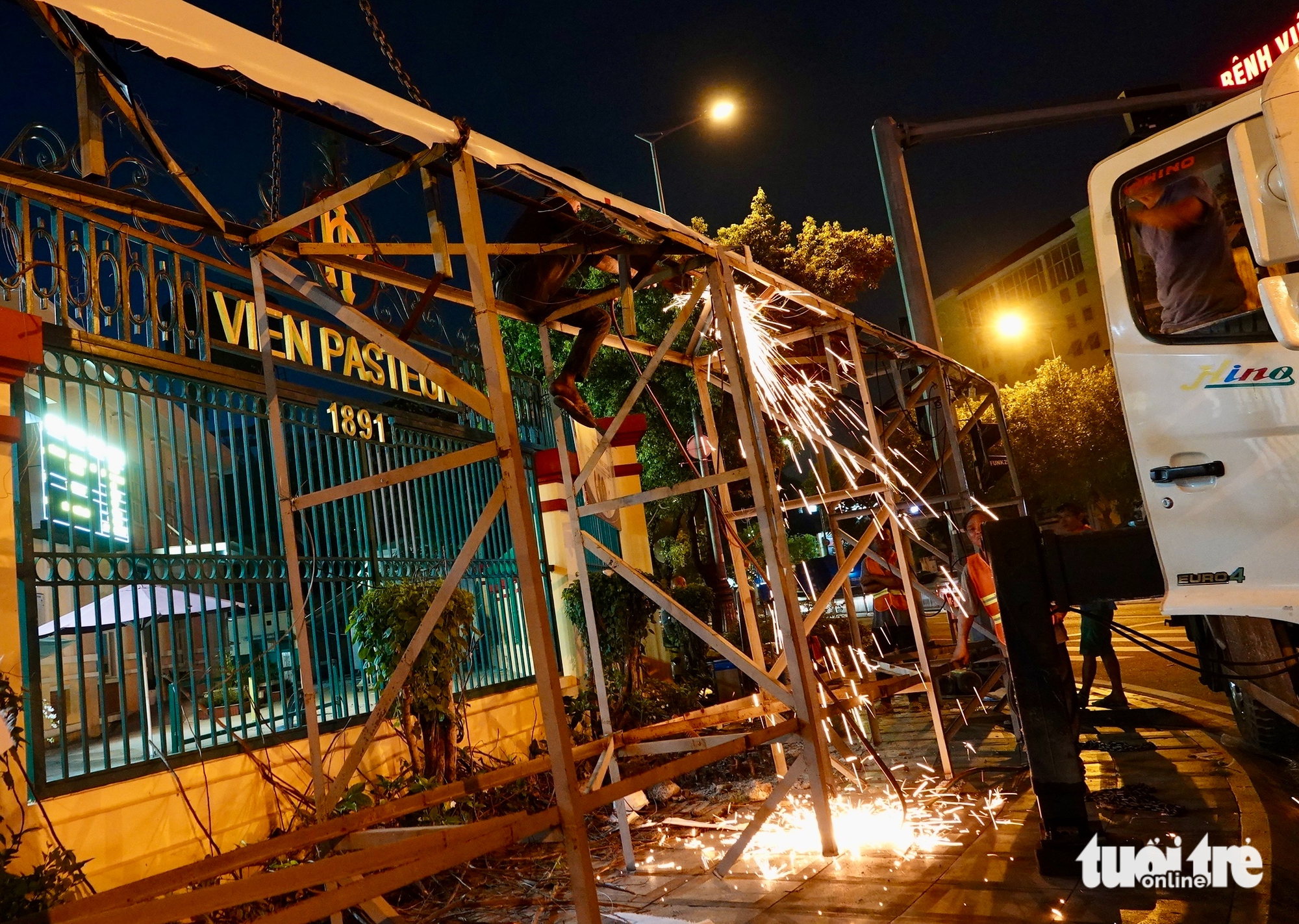 Sau phản ánh của Tuổi Trẻ, bảng quảng cáo che di tích Viện Pasteur TP.HCM được tháo dỡ 2 Sau phản ánh của Tuổi Trẻ, bảng quảng cáo che di tích Viện Pasteur TP.HCM được tháo dỡ - Ảnh 2.