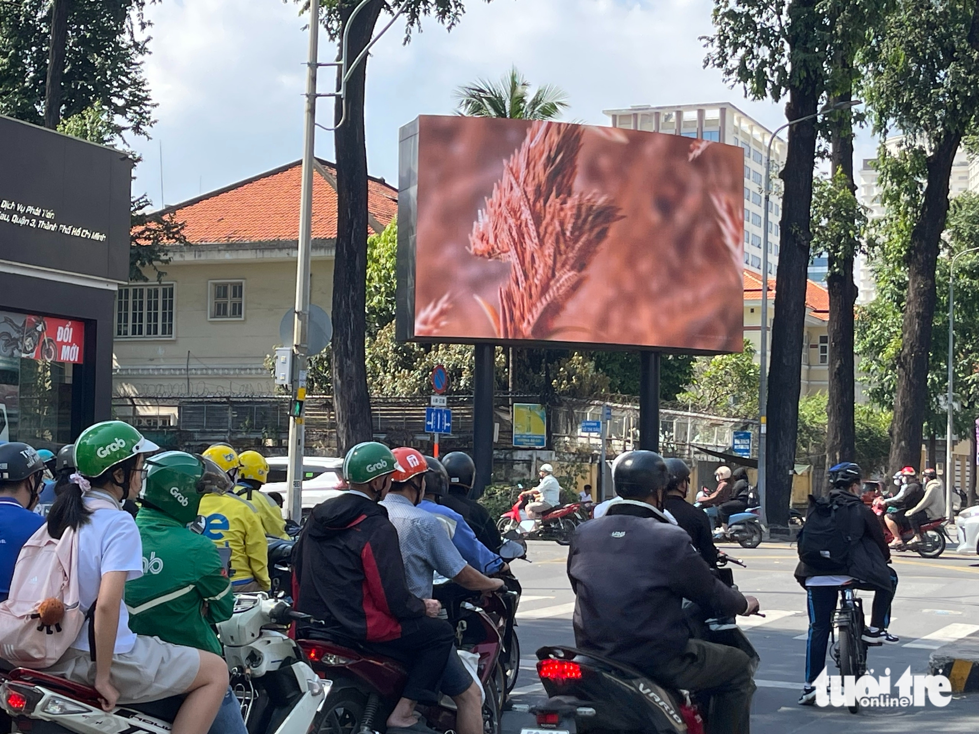 Sau phản ánh của Tuổi Trẻ, bảng quảng cáo che di tích Viện Pasteur TP.HCM được tháo dỡ 3 Viện Pasteur - Ảnh 3.