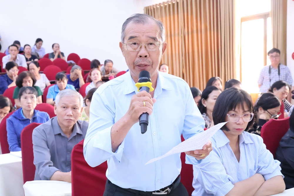 Cử tri Lê Văn Hải (phường Phú Định) nêu ý kiến. Ảnh: BẢO PHƯƠNG le-minh-tri-6.JPG