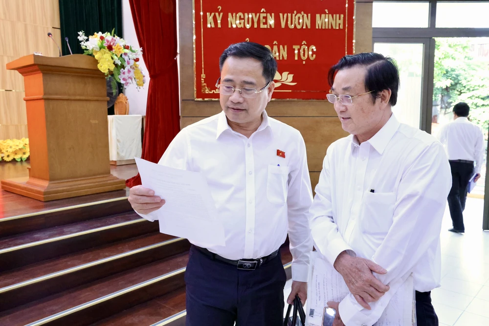 Chánh án TAND TP.HCM Lê Thanh Phong tiếp nhận đơn thư của cử tri Dương Bá Tuân. Ảnh: BẢO PHƯƠNG le-minh-tri-2.JPG