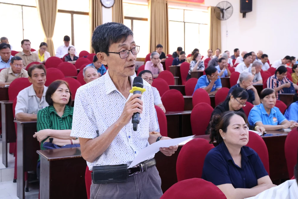 Cử tri nêu ý kiến. Ảnh: BẢO PHƯƠNG le-minh-tri-9.JPG