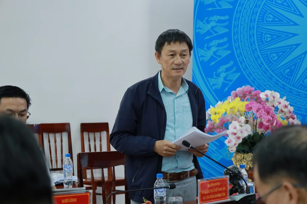 Đại diện Ban quản lý dự án đầu tư xây dựng các công trình giao thông tỉnh Quảng Ngãi thông tin về công tác chuẩn bị cho lễ khởi công. bon-du-an-ngan-ti-dong-loat-khoi-cong-khanh-thanh-tai-quang-ngai (3).JPG