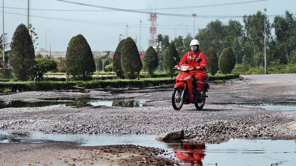 Nhiều tuyến đường ở khu kinh tế Dung Quất đã xuống cấp. bon-du-an-ngan-ti-dong-loat-khoi-cong-khanh-thanh-tai-quang-ngai (5).jpg