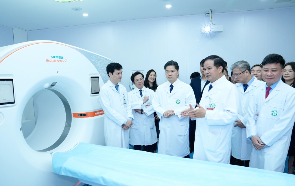 Bệnh viện Bạch Mai đồng loạt đưa vào sử dụng 1.500 thiết bị y tế hiện đại - 2