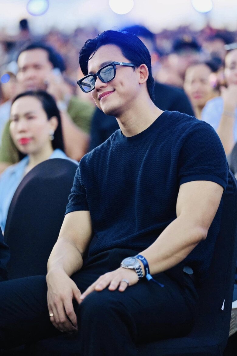 Mai Tài Phến ngồi kế bố mẹ Mỹ Tâm ở concert, suốt 8 năm đồng hành trong âm thầm 8 Mai Tài Phến có mặt trong buổi hòa nhạc của Mỹ Tâm.