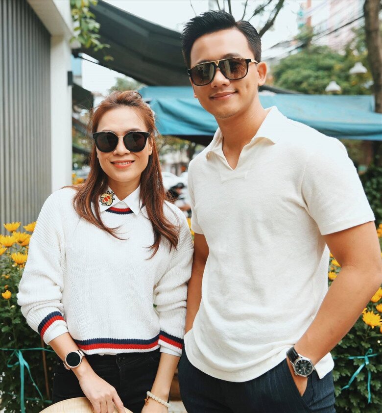 Mai Tài Phến ngồi kế bố mẹ Mỹ Tâm ở concert, suốt 8 năm đồng hành trong âm thầm 12 Cả 2 cho biết đối xử với nhau như những người bạn, thường chia sẻ nhiều điều trong cuộc sống.