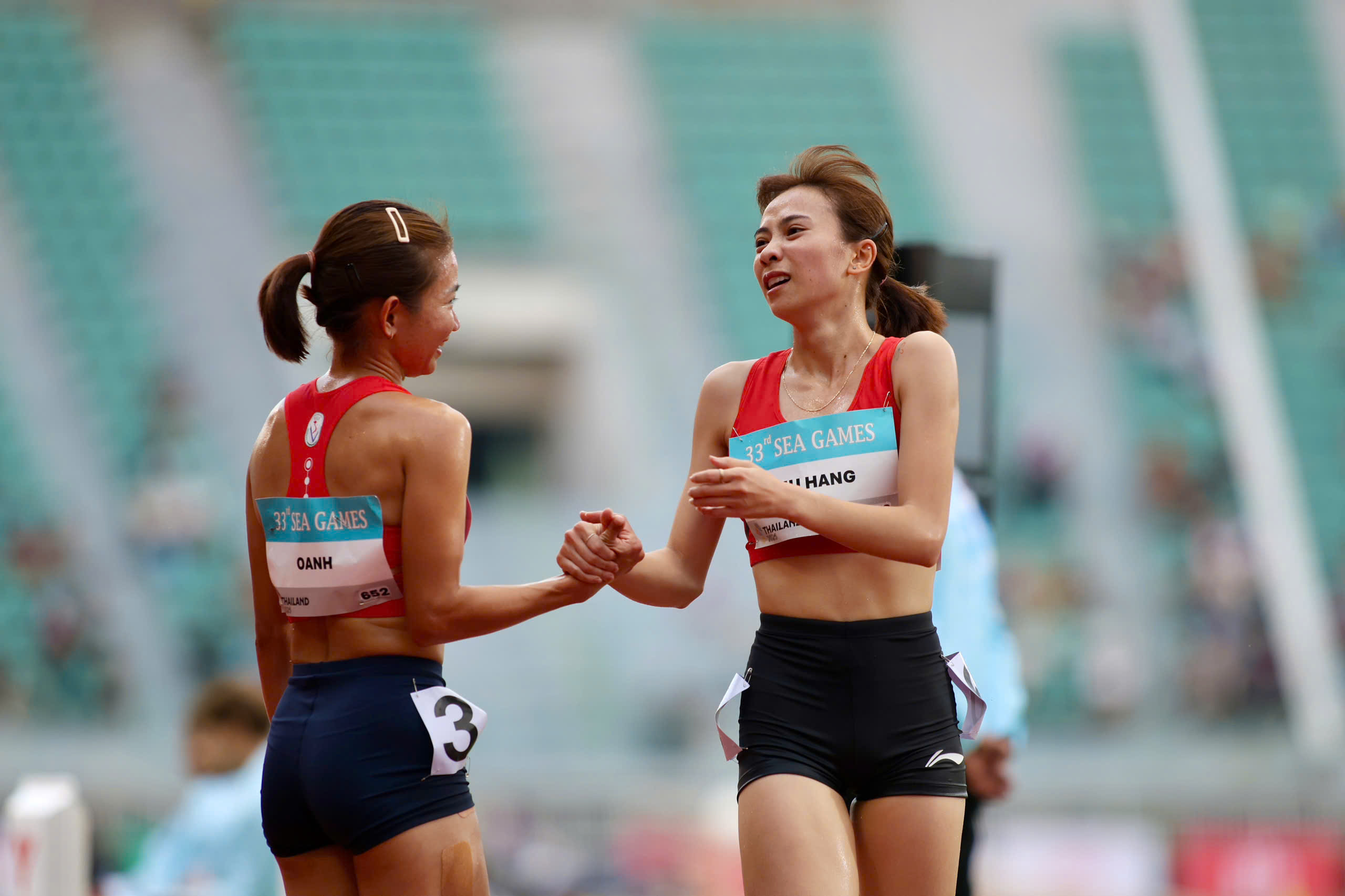 Lập hattrick HCV, ‘nữ hoàng’ điền kinh Nguyễn Thị Oanh rơi nước mắt khi đàn em nói lời chia tay SEA Games- Ảnh 2.