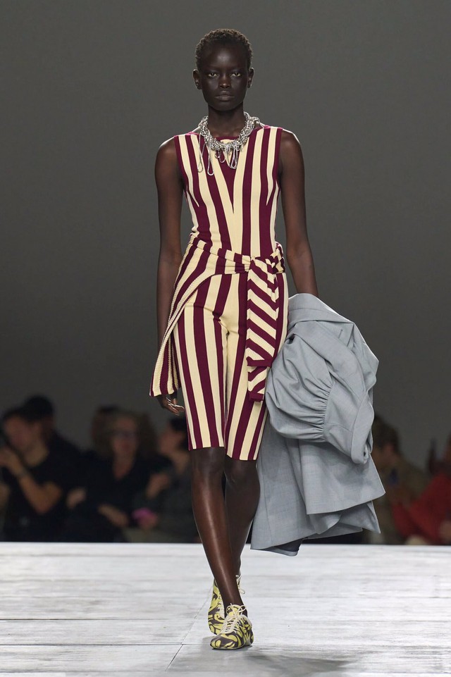 Những họa tiết nào sẽ giúp nàng tôn dáng trong mùa đông?- Ảnh 4. Những họa tiết nào sẽ giúp nàng tôn dáng trong mùa đông?- Ảnh 4.