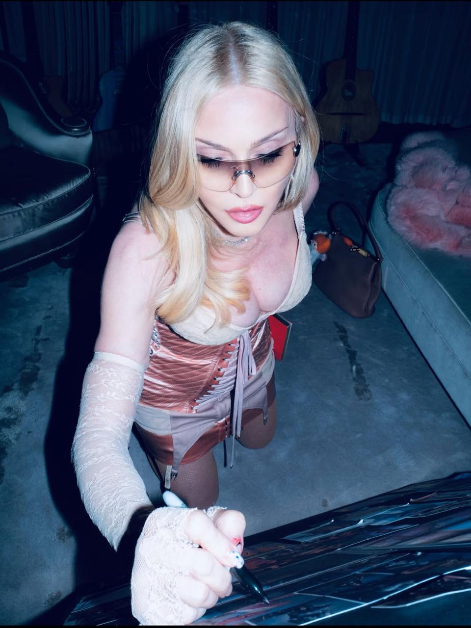 Sốc với loạt ảnh 18+ “thả rông” của Madonna ở tuổi U70- Ảnh 3.