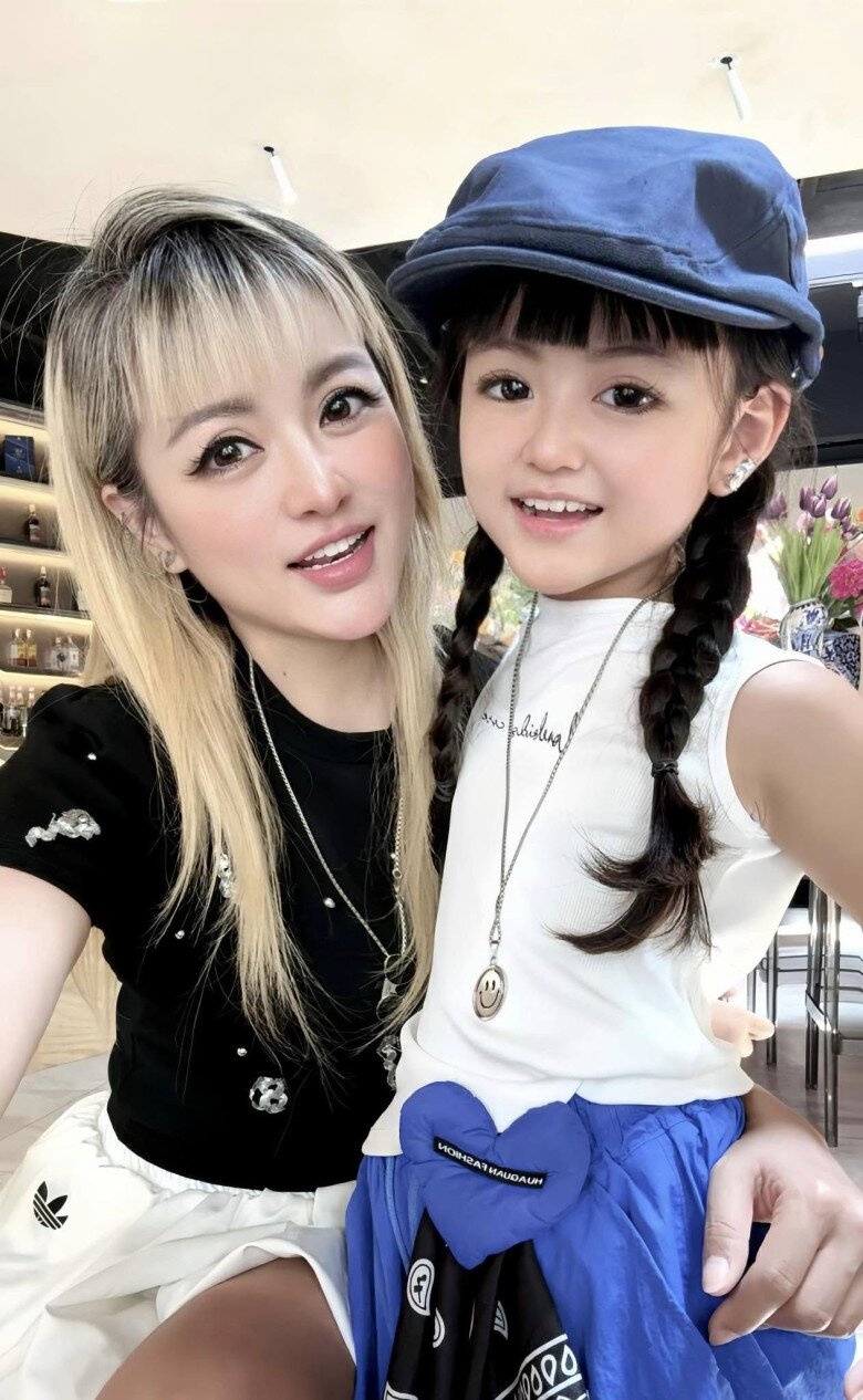 Bé gái Hà Nội kiếm tiền triệu/giờ khiến mẹ ruột thấy biết ơn, 8 tuổi đã ăn cơm đoàn phim nhiều hơn cơm nhà 2 Mẹ ruột bé Cherry An Nhiên biết ơn vì con gái ngoan ngoãn, hiểu chuyện.