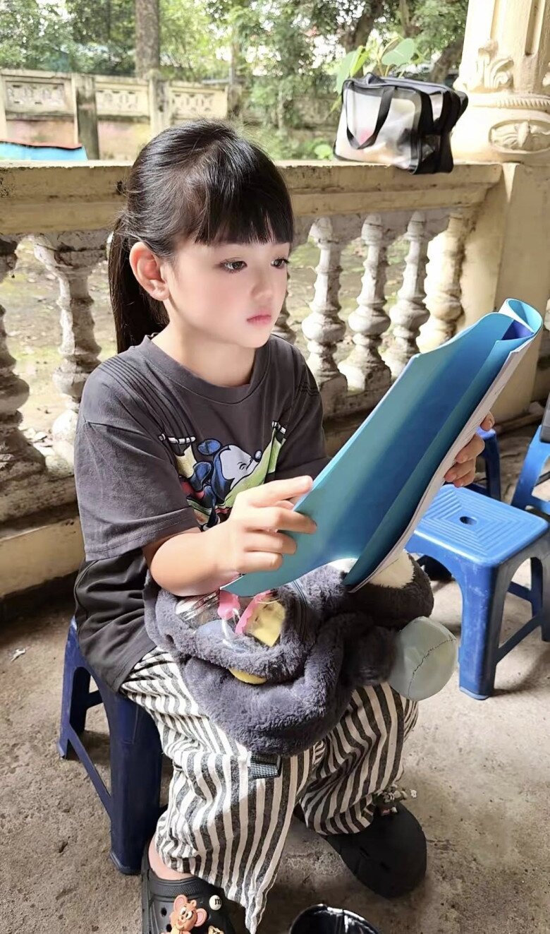 Bé gái Hà Nội kiếm tiền triệu/giờ khiến mẹ ruột thấy biết ơn, 8 tuổi đã ăn cơm đoàn phim nhiều hơn cơm nhà 3 Cô bé 8 tuổi phối hợp tốt với ekip đoàn phim dù không có mẹ ở cạnh.