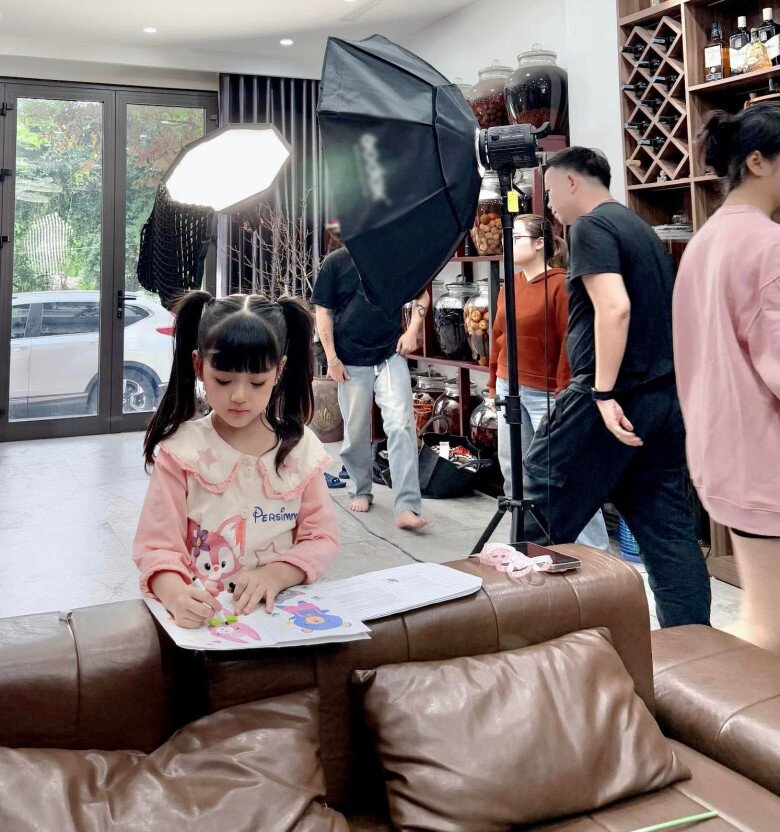 Bé gái Hà Nội kiếm tiền triệu/giờ khiến mẹ ruột thấy biết ơn, 8 tuổi đã ăn cơm đoàn phim nhiều hơn cơm nhà 4 Bé Cherry An Nhiên quen với lịch trình quay phim bận rộn.