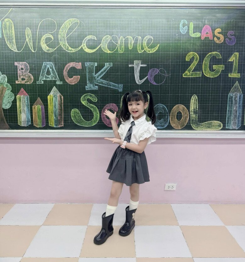 Bé gái Hà Nội kiếm tiền triệu/giờ khiến mẹ ruột thấy biết ơn, 8 tuổi đã ăn cơm đoàn phim nhiều hơn cơm nhà 10 Dù hoạt động nghệ thuật, bé Cherry An Nhiên vẫn đảm bảo việc học ở trường.