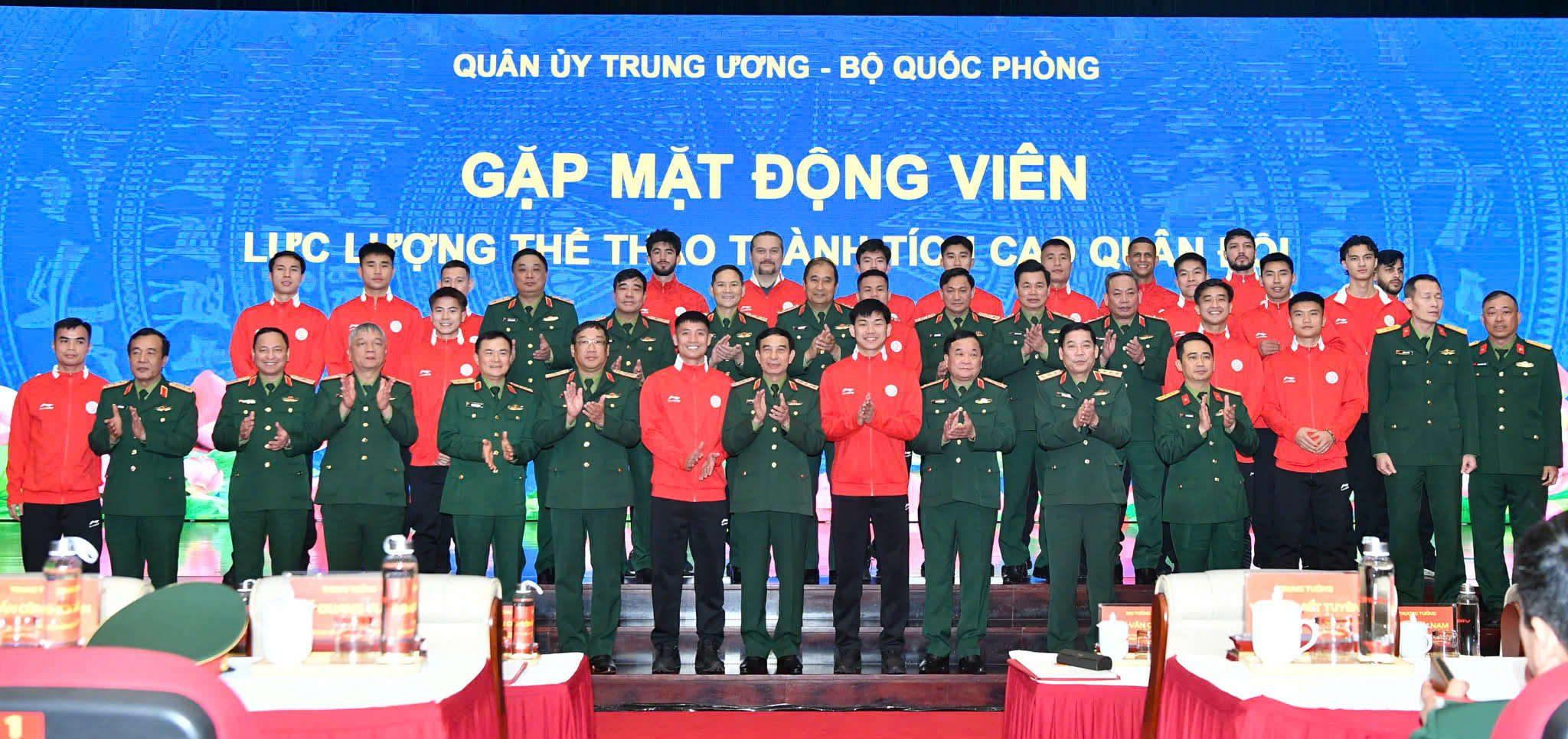 Bộ trưởng Bộ Quốc phòng gặp mặt, động viên CLB Thể Công - Viettel 2 Bộ trưởng Bộ Quốc phòng gặp mặt, động viên CLB Thể Công - Viettel - Ảnh 3.