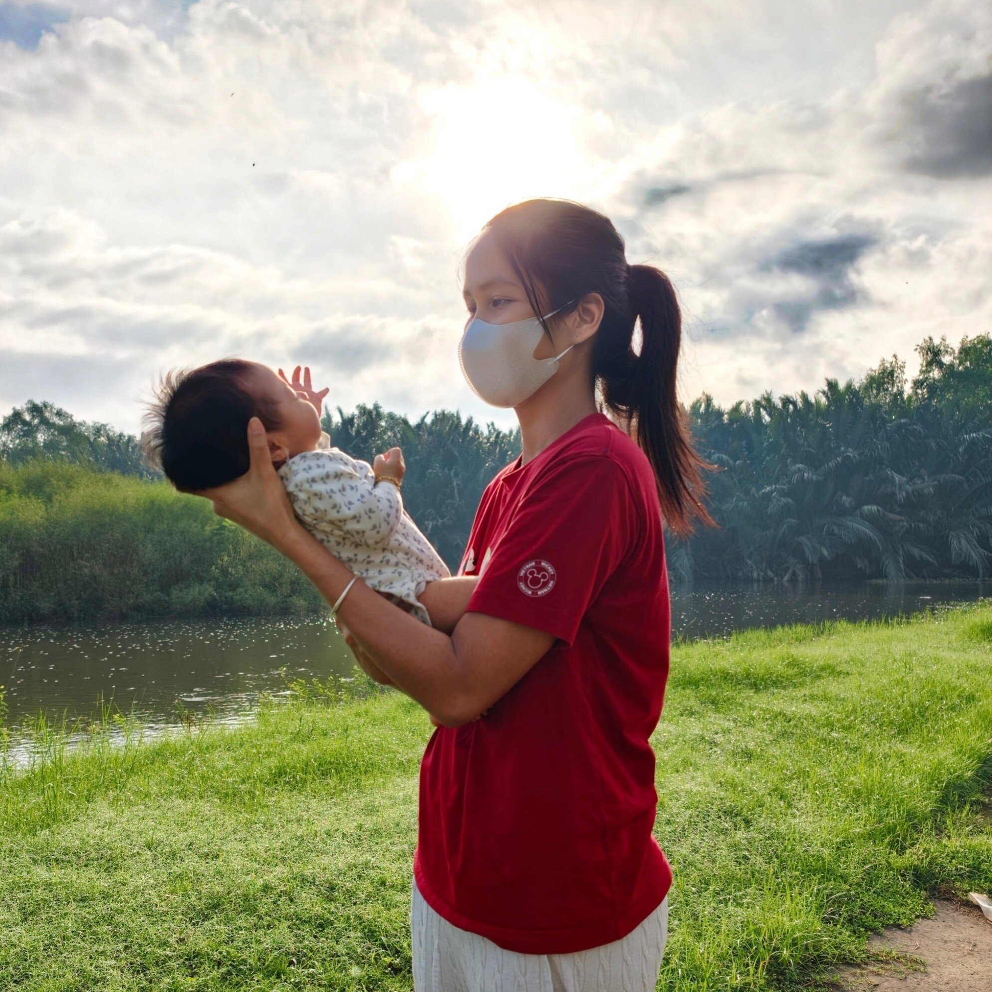 Con gái của H'Hen Niê khoe chân dài, nằm ngoan khi chụp ảnh, gia đình người Ê Đê đứng hát, cổ vũ hết mình 7 HHen Niê cho ái nữ đi phơi nắng khi về quê ngoại.