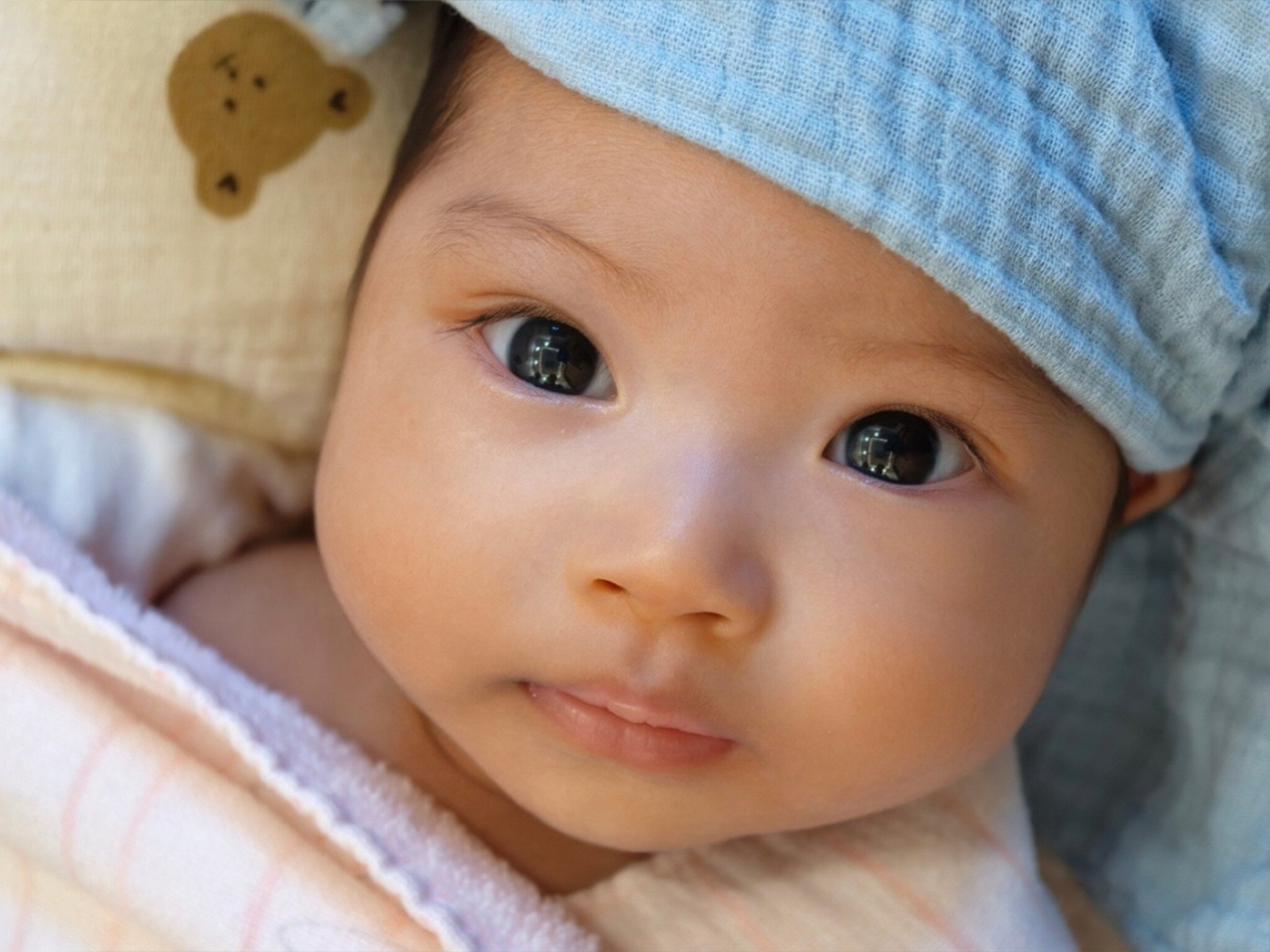 Con gái của H'Hen Niê khoe chân dài, nằm ngoan khi chụp ảnh, gia đình người Ê Đê đứng hát, cổ vũ hết mình 8 Con gái nàng hậu sở hữu đôi mắt to tròn, long lanh như búp bê.