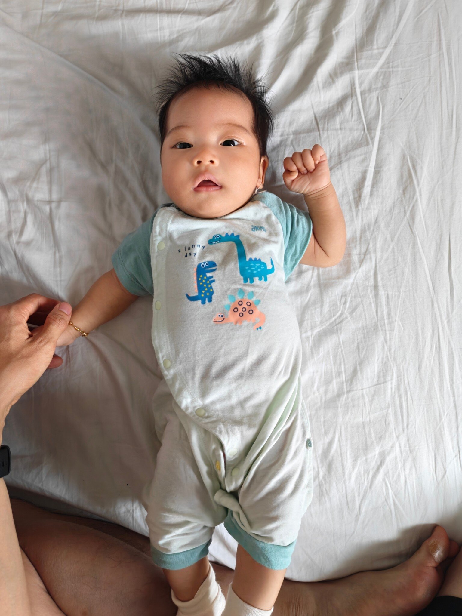 Con gái của H'Hen Niê khoe chân dài, nằm ngoan khi chụp ảnh, gia đình người Ê Đê đứng hát, cổ vũ hết mình 9 Nhóc tì 2 tháng tuổi được nhận xét là cứng cáp.