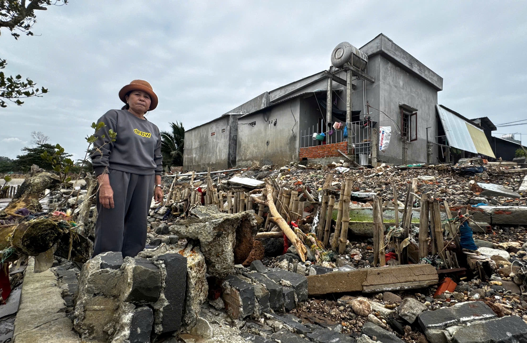 Tự dựng kè cứu nhà, người dân vẫn bất lực trước triều cường dữ dội 2 Tự dựng kè cứu nhà, người dân vẫn bất lực trước triều cường dữ dội - Ảnh 3.