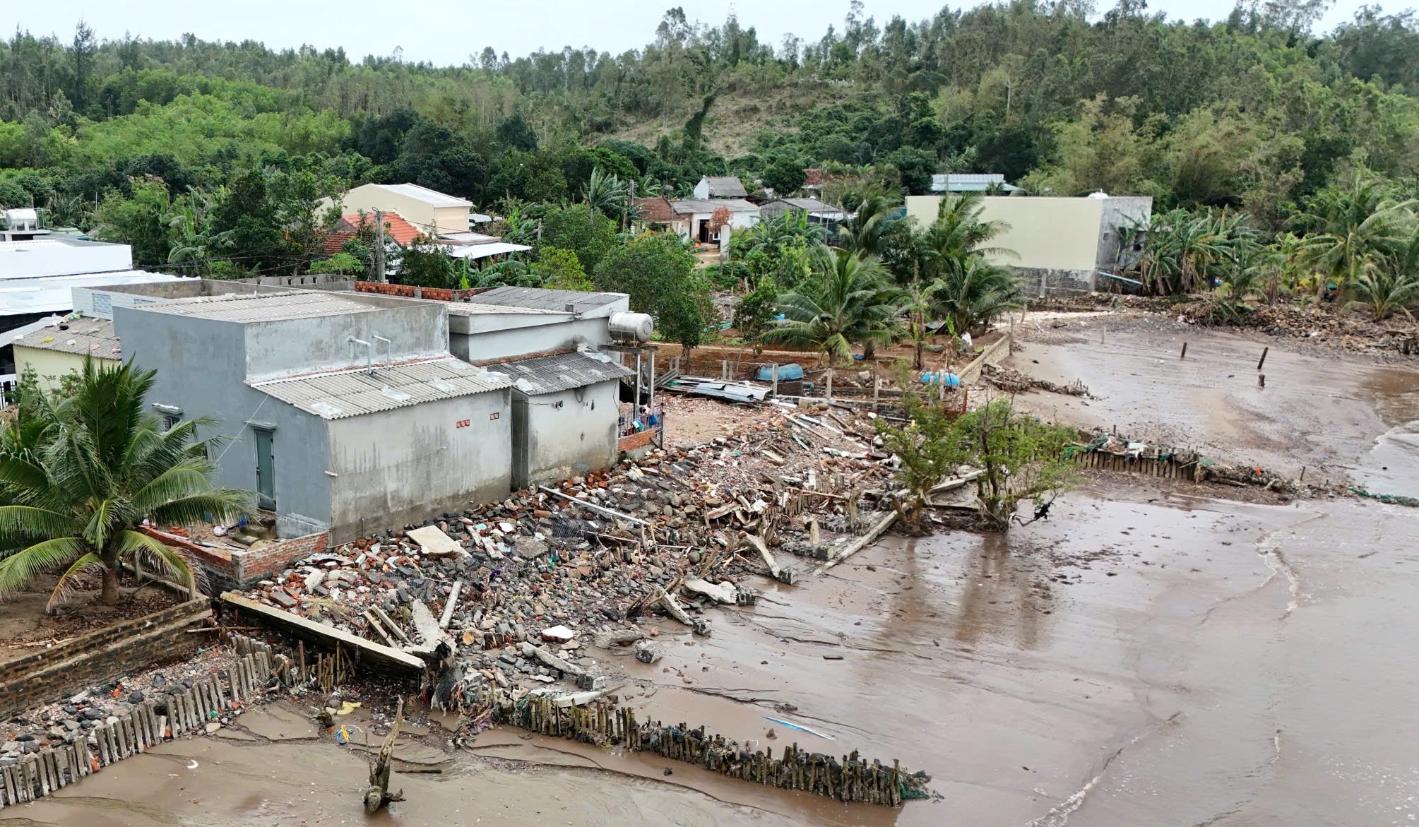 Tự dựng kè cứu nhà, người dân vẫn bất lực trước triều cường dữ dội 6 triều cường - Ảnh 6.