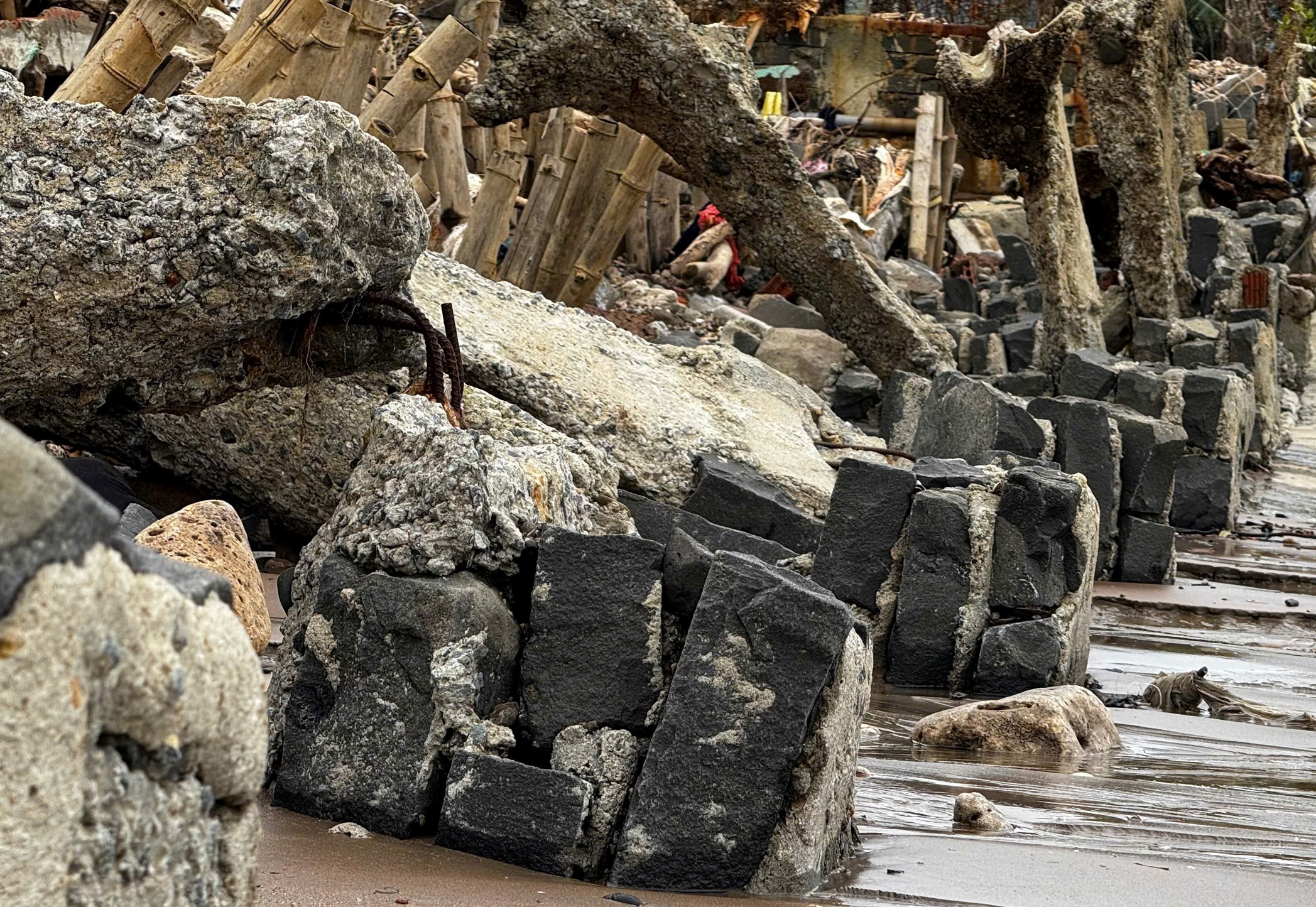 Tự dựng kè cứu nhà, người dân vẫn bất lực trước triều cường dữ dội 5 triều cường - Ảnh 5.