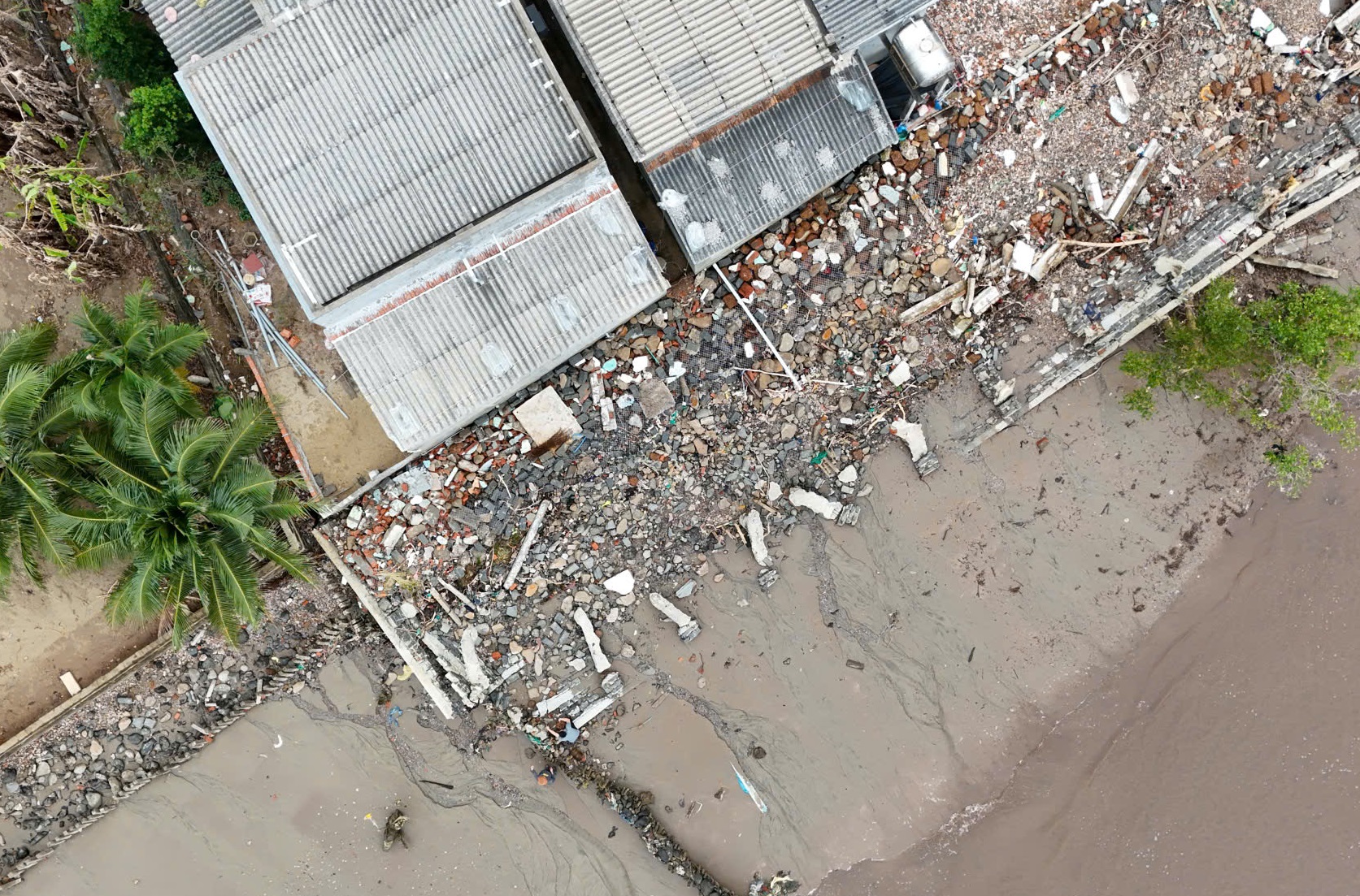 Tự dựng kè cứu nhà, người dân vẫn bất lực trước triều cường dữ dội 9 triều cường - Ảnh 9.