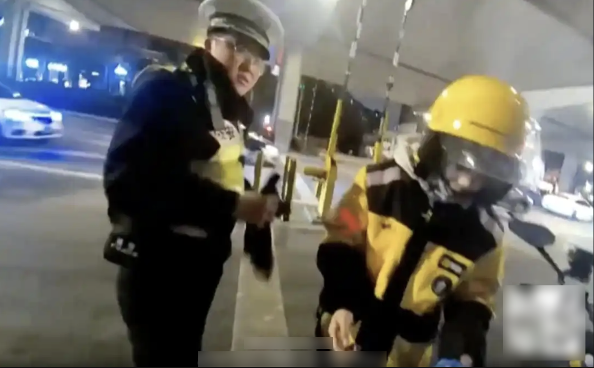 Đặt đồ ăn nhưng người giao hàng tới là cảnh sát, vị khách thót tim khi nghe sự thật về anh shipper- Ảnh 2. Đặt đồ ăn nhưng người giao hàng tới là cảnh sát, vị khách thót tim khi nghe sự thật về anh shipper- Ảnh 2.