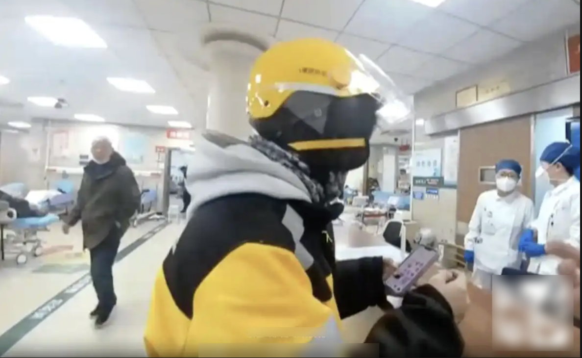 Đặt đồ ăn nhưng người giao hàng tới là cảnh sát, vị khách thót tim khi nghe sự thật về anh shipper- Ảnh 3. Đặt đồ ăn nhưng người giao hàng tới là cảnh sát, vị khách thót tim khi nghe sự thật về anh shipper- Ảnh 3.