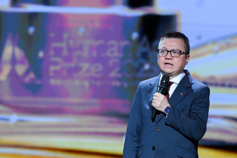 Ông Lê Quốc Minh phát biểu tại Gala trao giải. Ảnh: Báo Nhân dân. giai-thuong-hanh-dong-vi-cong-dong-2025-vinh-danh-cac-du-an-kien-tri-phuc-su.jpg