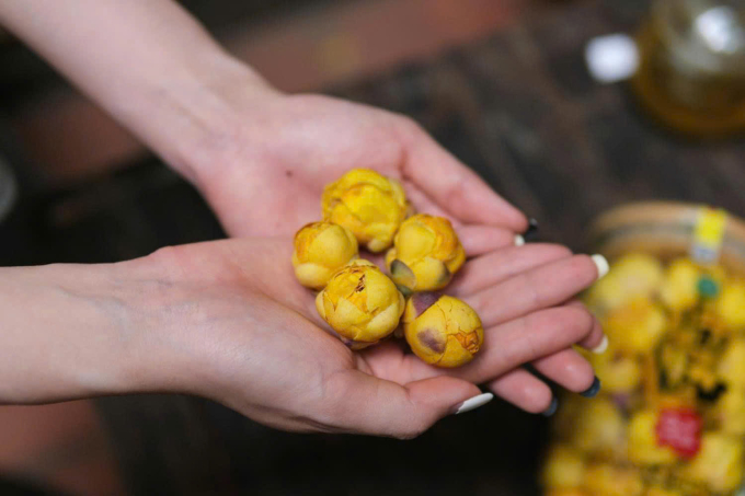 Sau nhiều thất bại, ông Quy đã hoàn thiện được phương pháp sấy giữ được màu sắc gần với hoa tươi. Ảnh: NVCC