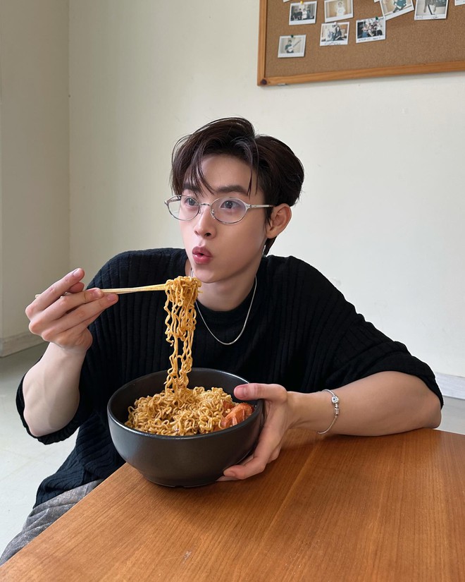 Vbiz có mỹ nam xinh trai chuẩn gout thế hệ mới: Từ visual đến style tưởng đâu “bạn trai nhà bên”- Ảnh 8.