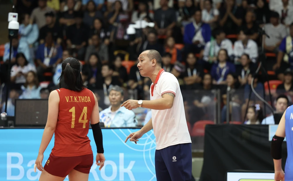 HLV Tuấn Kiệt động viên tinh thần các học trò trong từng điểm số. hlv-tuyen-viet-nam-vi-von-nhung-co-gai-chan-dai-nhu-ronaldo (1).jpg