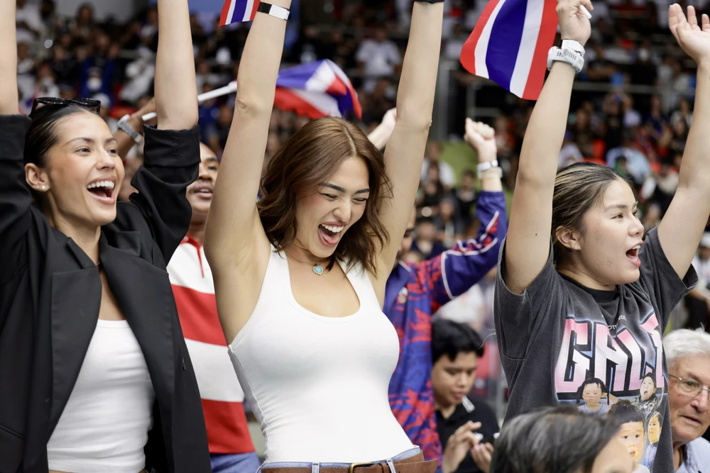 Cổ động viên tiếp lửa cho cả hai đội trong trận chung kết nghẹt thở ở nhà thi đấu Huamark, Bangkok đêm 15-12. Ảnh: ANH PHƯƠNG. hlv-tuyen-viet-nam-vi-von-nhung-co-gai-chan-dai-nhu-ronaldo (4).jpg