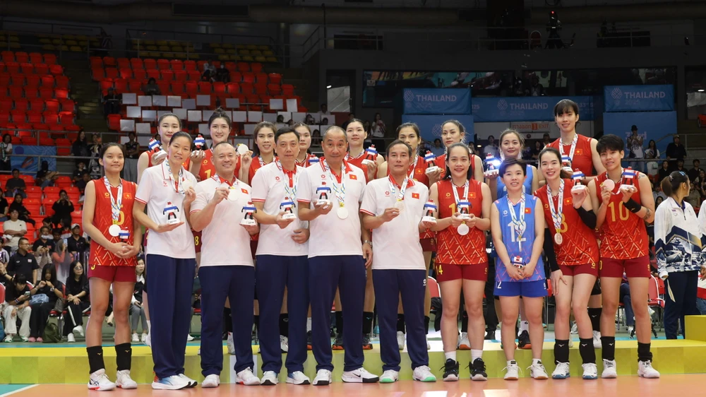 Thêm một lần nữa, những cô gái chân dài của bóng chuyền Việt Nam chưa thể đổi màu huy chương vàng. Ảnh: ANH PHƯƠNG. hlv-tuyen-viet-nam-vi-von-nhung-co-gai-chan-dai-nhu-ronaldo (5).jpg