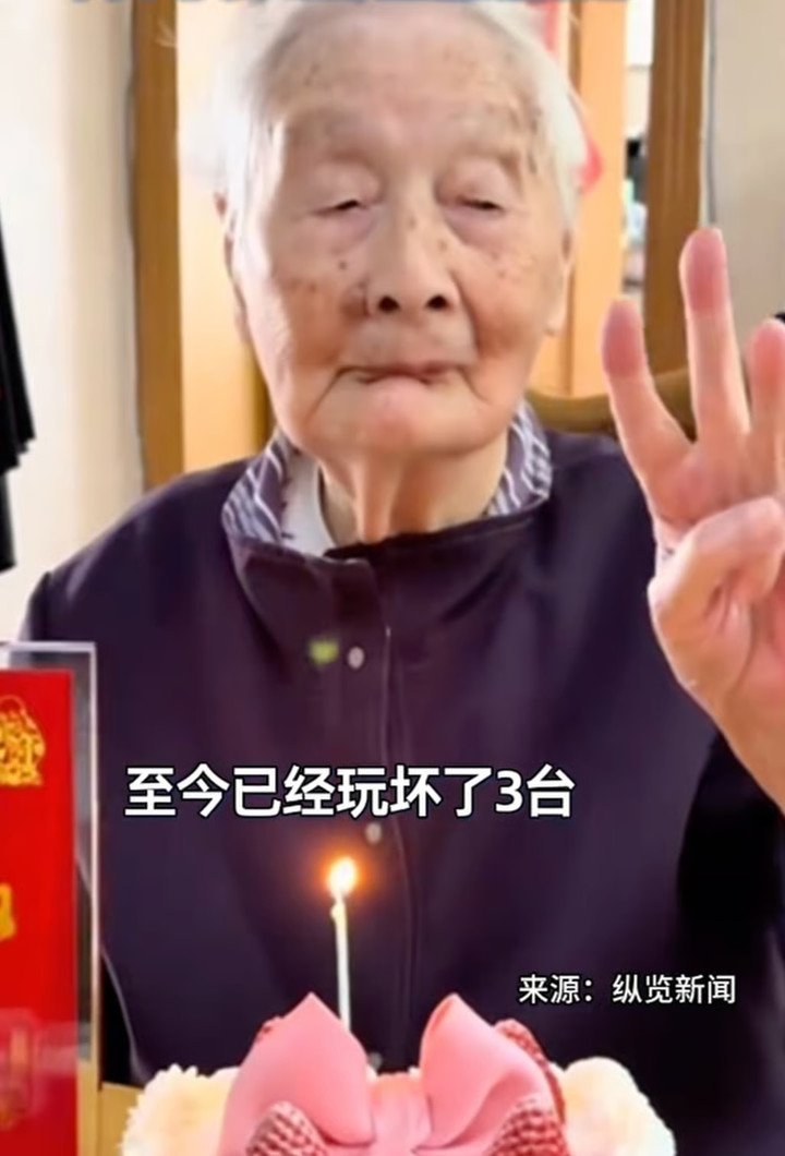 Bí quyết sống thọ của cụ bà 100 tuổi vẫn đam mê ăn uống, thích trà sữa, kem 4 Bà Zhong trong ngày sinh nhật của mình với một chiếc bánh kem và một ngọn nến duy nhất. (Ảnh: Douyin)