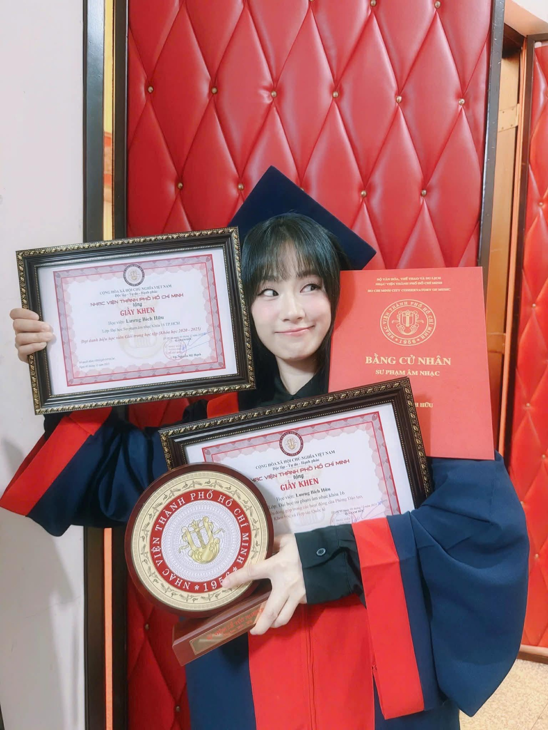 Lương Bích Hữu tốt nghiệp đại học ở tuổi 41, nhan sắc lão hóa ngược - 1 Lương Bích Hữu tốt nghiệp đại học ở tuổi 41, nhan sắc lão hóa ngược - 1