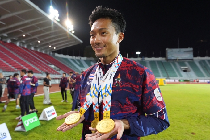 Puripol Boonson ăn mừng với ba tấm HC vàng tại SEA Games 33. Ảnh: Dailynews
