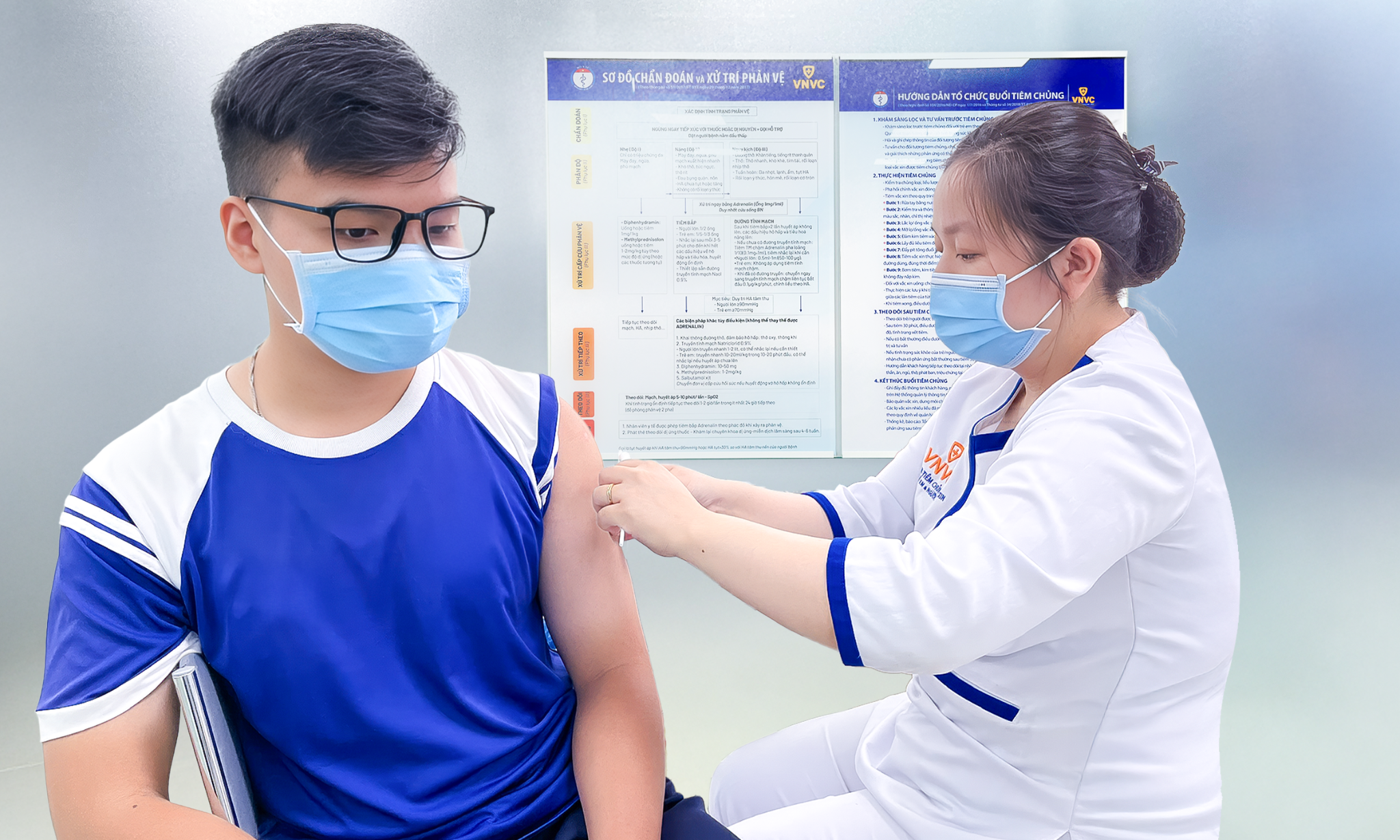 Thanh thiếu niên tiêm vắc xin phòng bệnh não mô cầu tại Hệ thống Tiêm chủng VNVC. Ảnh: Diệu Thuần