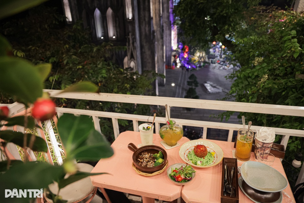 Hà Nội: Chủ quán chi chục tỷ đồng mở quán cà phê xanh, view Nhà thờ Lớn - 6