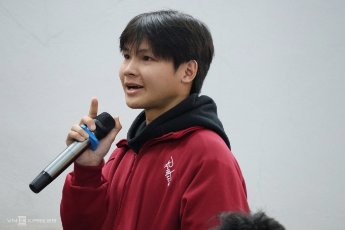 Sinh viên Cao đẳng Du lịch Hà Nội đặt câu hỏi với hiệu trưởng Phạm Văn Long, trưa 1/12. Ảnh:Thanh Hằng