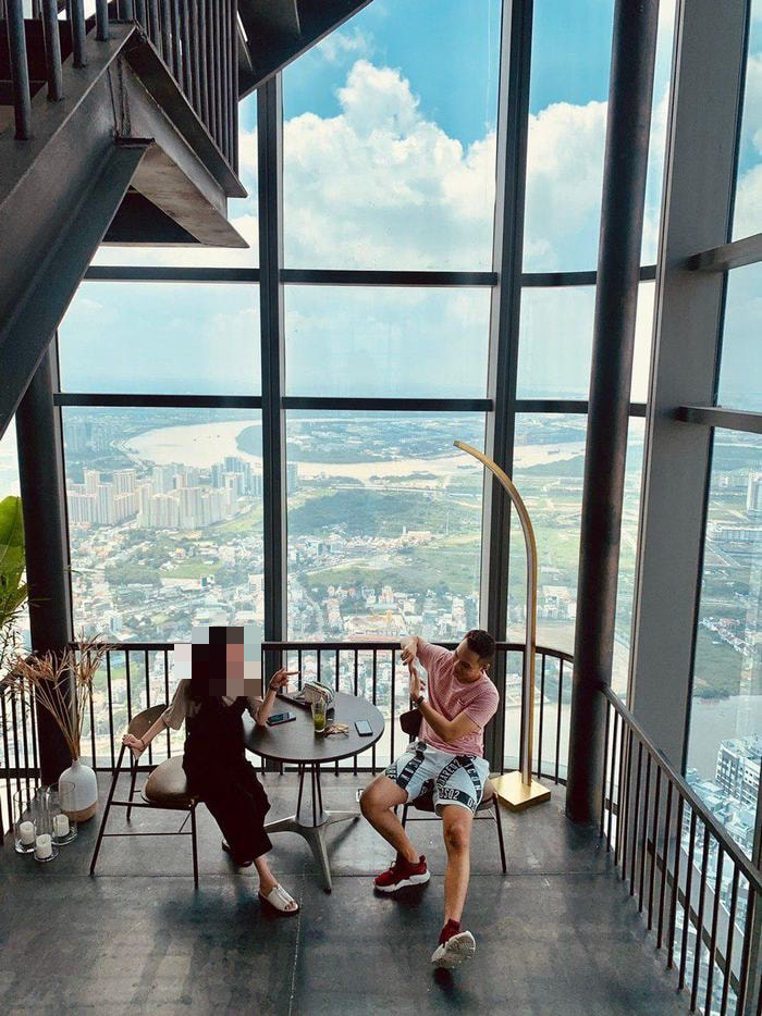 1765932638 422 So huu xe sang biet thu o tuoi 33