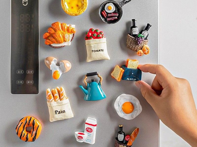 Các loại hít nam châm tủ lạnh hiện nay có thiết kế đa dạng, từ đơn giản đến hình thù ngộ nghĩnh, màu sắc bắt mắt, góp phần tạo điểm nhấn cho không gian bếp. Giá chỉ từ 10.000 đồng/chiếc.