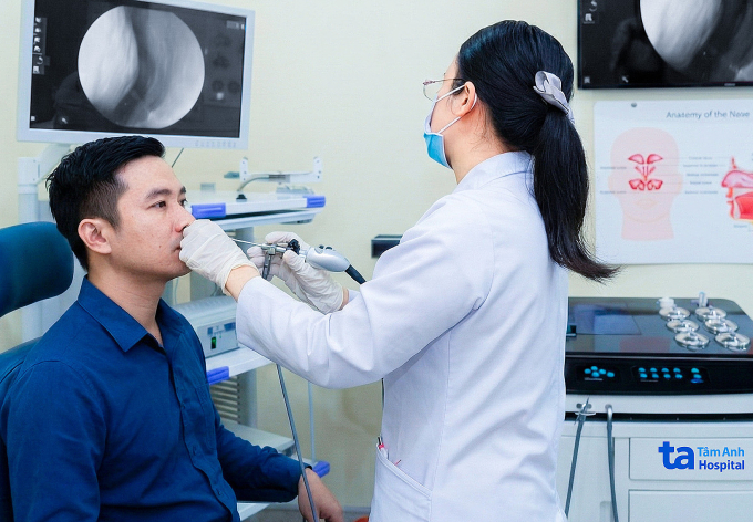 Bác sĩ Hằng đang nội soi cho anh Linh lúc tái khám. Ảnh: Bệnh viện Đa khoa Tâm Anh