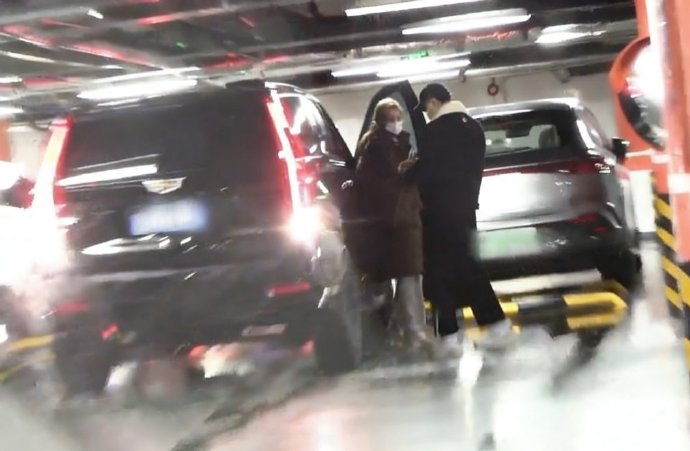 Lâu lắm mới bắt gọn Hoàng Tử Thao và Từ Nghệ Dương trong buổi mua sắm tình cảm - Ảnh 2.