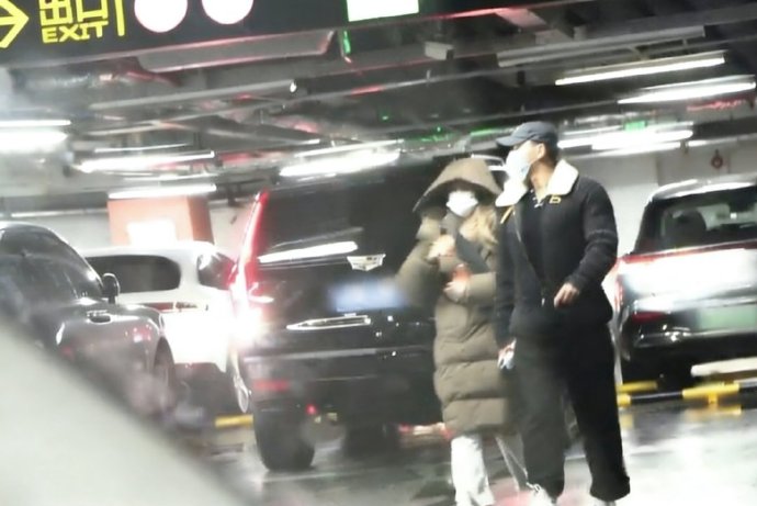 Lâu lắm mới bắt gọn Hoàng Tử Thao và Từ Nghệ Dương trong buổi mua sắm tình cảm - Ảnh 3.