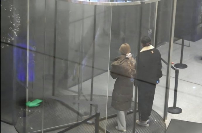 Lâu lắm mới bắt gọn Hoàng Tử Thao và Từ Nghệ Dương trong buổi mua sắm tình cảm - Ảnh 4.