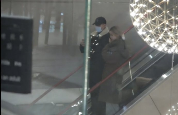 Lâu lắm mới bắt gọn Hoàng Tử Thao và Từ Nghệ Dương trong buổi mua sắm tình cảm - Ảnh 5.