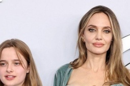 Angelina Jolie khoe hình xăm mới ở giữa ngực