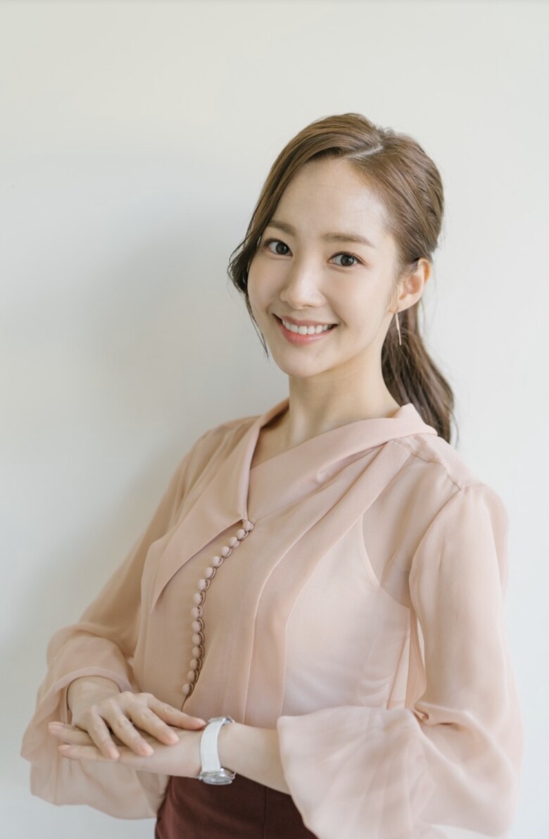 Thử đủ kiểu tóc, tôi thấy 6 kiểu này của "đệ nhất thư ký" là dễ áp dụng nhất: Vừa gọn mặt lại sang xịn 5 Tóc đuôi ngựa buộc vừa phải tạo cảm giác năng động, trẻ trung nhưng không kém phần tinh tế, phù hợp những ngày làm việc bận rộn, cần sự gọn gàng, linh hoạt.